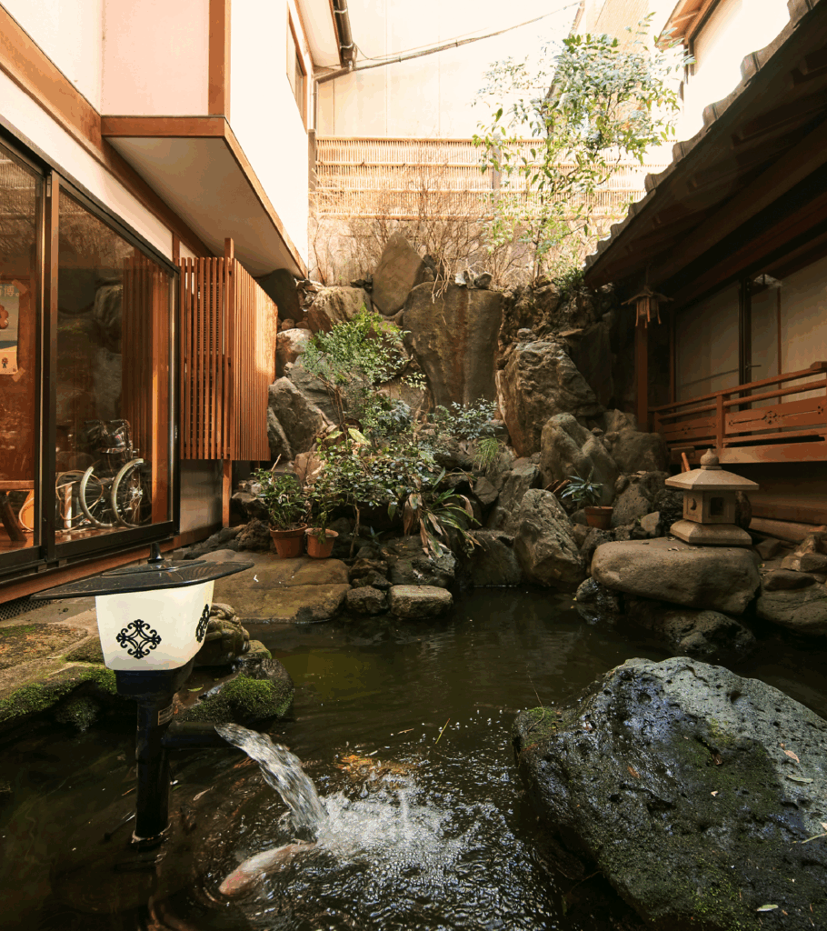 湯けむりが誘う情緒 — しののめ荘で過ごす静かな時間