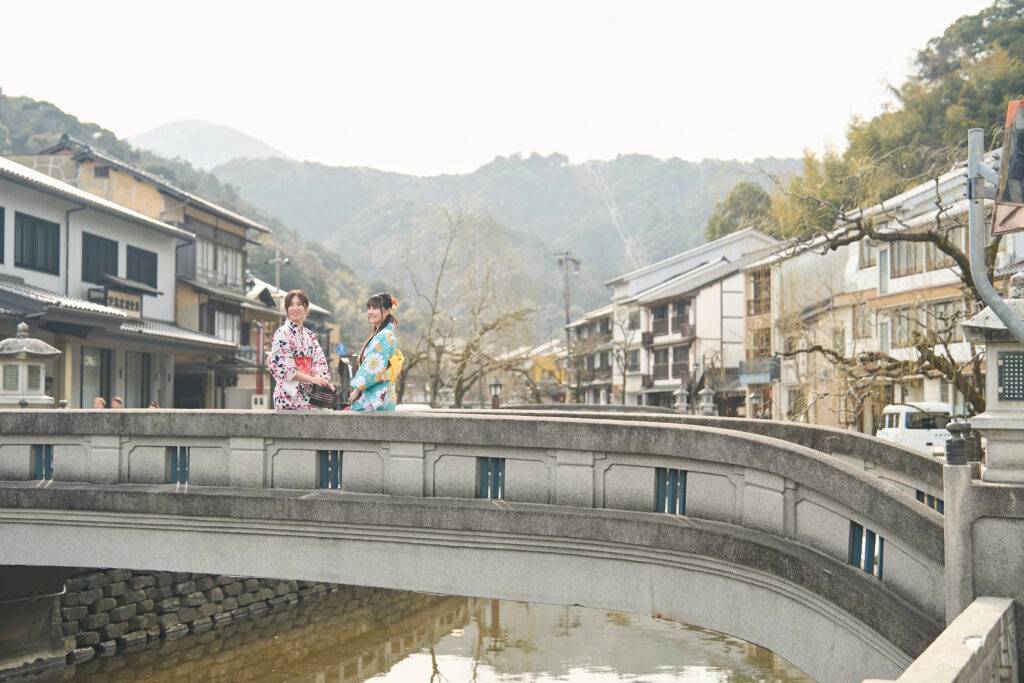 色浴衣に着替え、日常を脱ぐ — 湯の町を歩き、静かな和室へ帰る贅沢